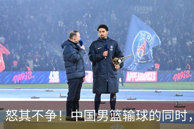 怒其不争！中国男篮输球的同时，日本替补席做出哭鼻子的嘲讽动作